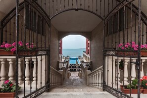 Seasonal outdoor pool, pool loungers - Beach Studio with Sea View (Nessebar)