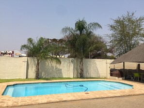 Outdoor pool - Bridgeville Guest House (Gaborone)