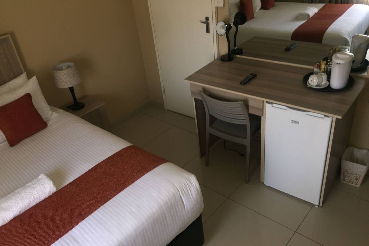 Deluxe Room, Garden View | 1 bedroom, premium bedding, in-room safe, desk