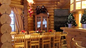 Chalet, sauna, vue fleuve | Restauration dans la chambre