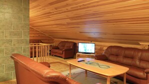 Chalet, sauna, vue fleuve | Coin séjour | Télévision à écran plat, cheminée, lecteur de DVD