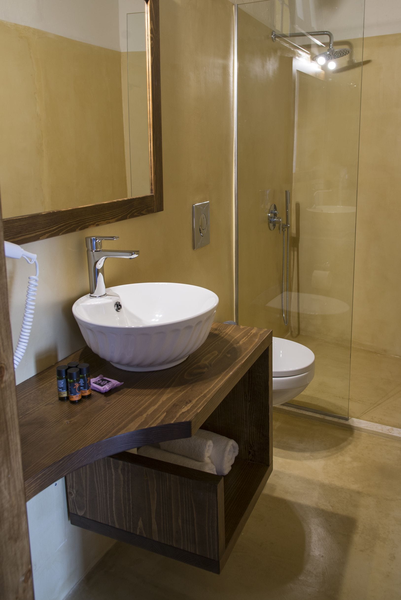 deluxe double room, balcony, sea view | bathroom | shower, free toiletries, hair dryer, bathrobes