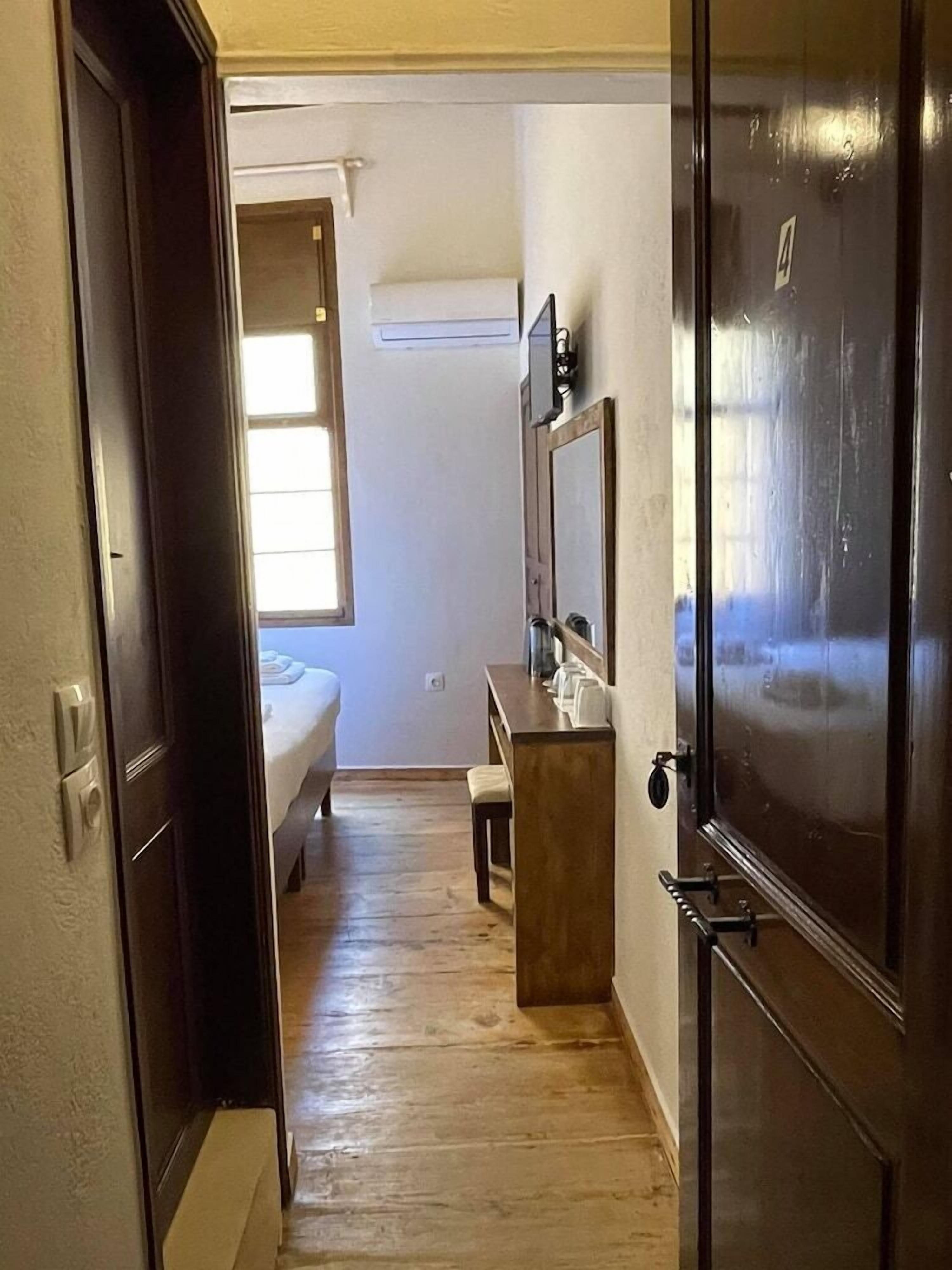 1 bedroom, minibar, desk, soundproofing