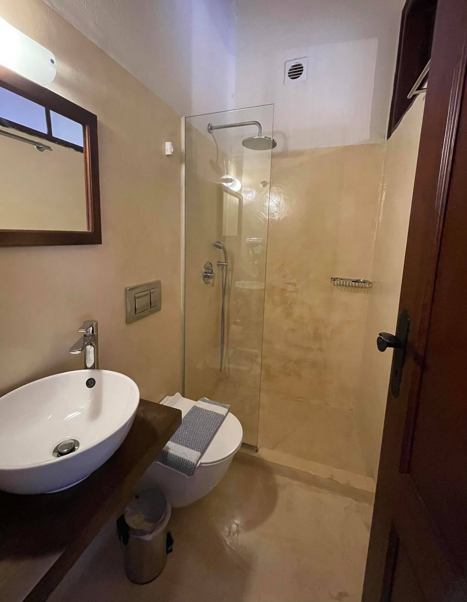 standard double room, courtyard view | bathroom | shower, free toiletries, hair dryer, bathrobes