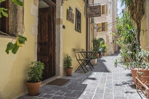 Property entrance - Captain Vasilis Hotel (Chania)