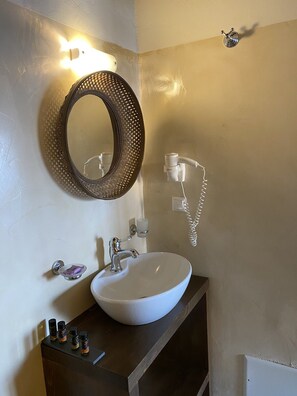 Deluxe Double Room, Sea View | Bathroom | Shower, free toiletries, hair dryer, bathrobes - Captain Vasilis Hotel (Chania)