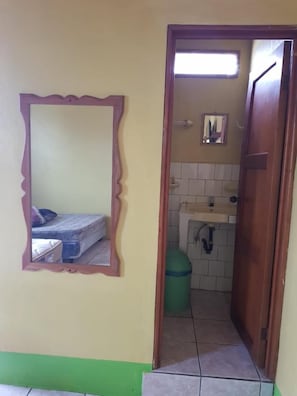 Shower, free toiletries, towels - Hotel Posada Tayazal (Flores)