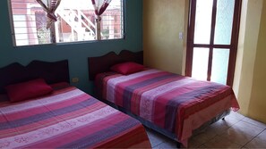 Desk, free WiFi, bed sheets - Hotel Posada Tayazal (Flores)