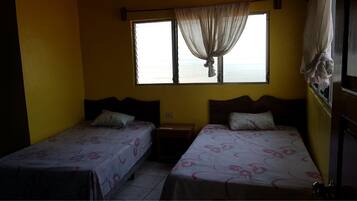 Escritorio, wifi gratis y ropa de cama