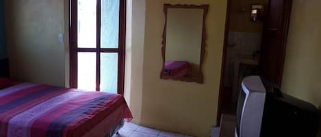 Een bureau, gratis wifi, beddengoed