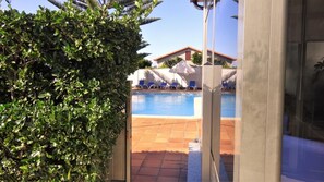 Una piscina al aire libre, tumbonas