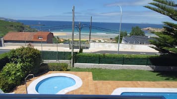 Una piscina al aire libre, tumbonas