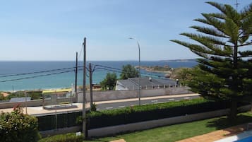 Piscina all'aperto, lettini