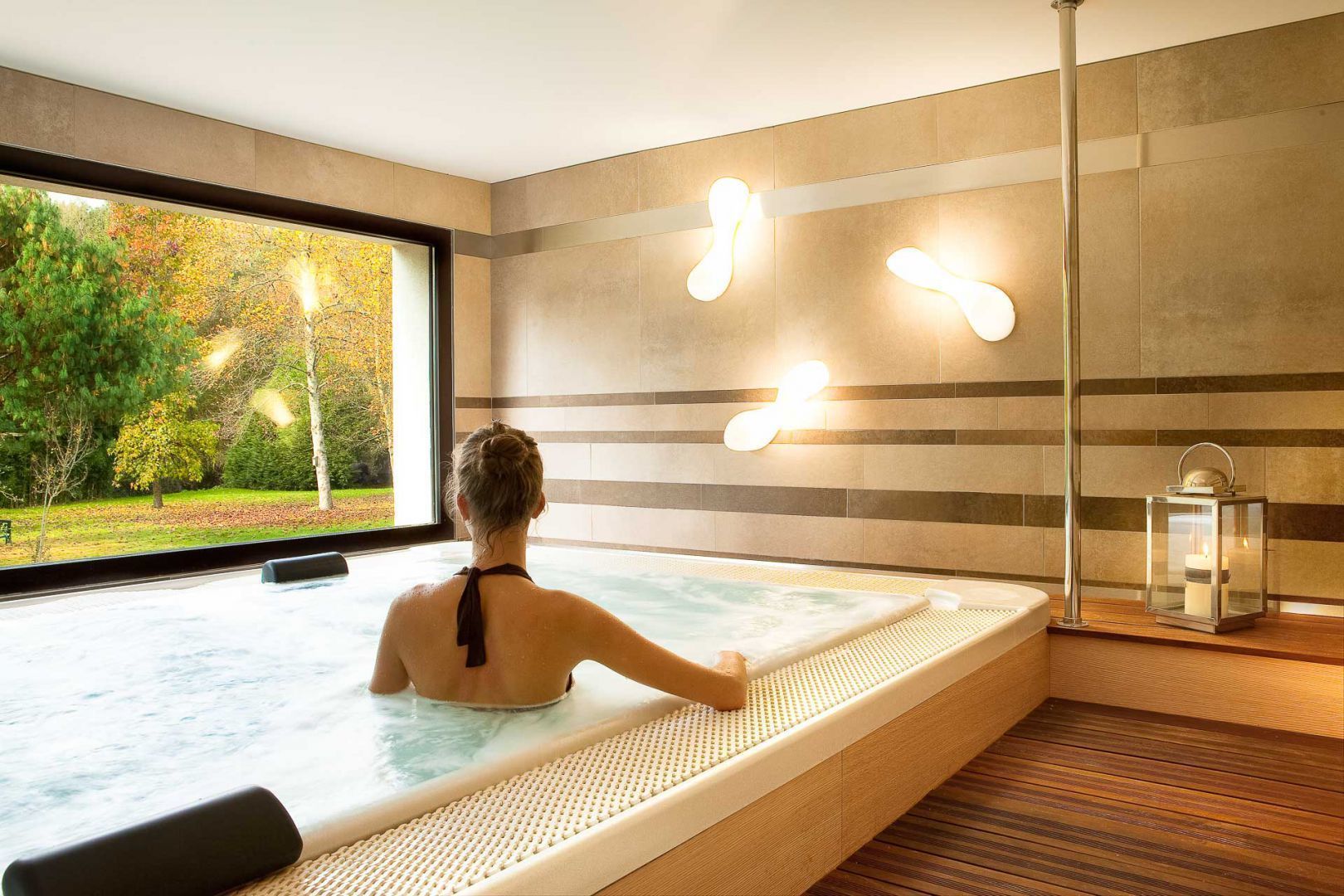 indoor spa tub