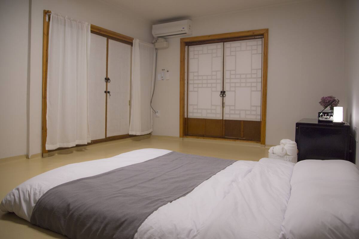 Quadruple Room, 2 Queen Beds, Shared Bathroom