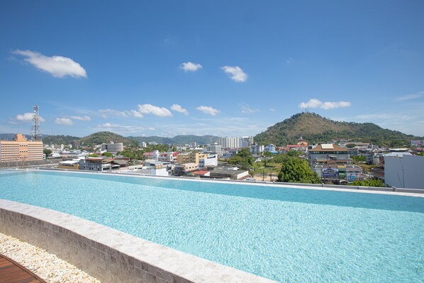 Utendørsbasseng og solsenger