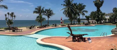 Una piscina al aire libre