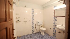 Quarto quádruplo, 2 quartos | Banheiro | Chuveiro, produtos de toalete grátis, chinelos, toalhas de banho