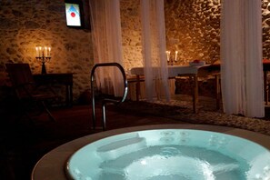 Bañera de hidromasaje cubierta