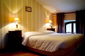 Traditional Suite, 1 Queen Bed | Desk, free WiFi - Chateau De Beauregard (Saint-Girons)