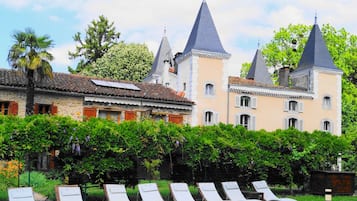 Outdoor pool, pool loungers