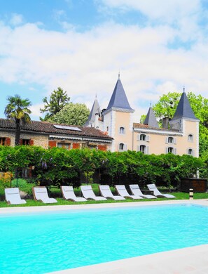 Piscine extérieure, chaises longues