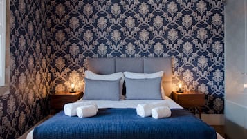 Estudio Deluxe (Second Floor) | Escritorio, cortinas blackout y insonorización