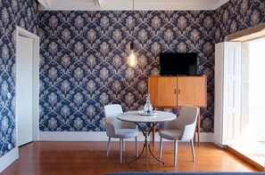 Estudio Deluxe (Second Floor) | Zona de estar | Televisión de pantalla plana de 32 pulgadas con canales por cable