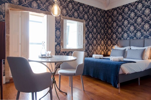 Deluxe Studio (Second Floor) | Living area | 32-inch flat-screen TV with cable channels, TV - Casa da Picaria (Porto)