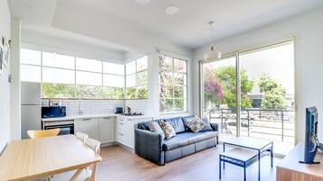 City Apartment, Balcony | Egyptian cotton sheets, premium bedding, memory-foam beds