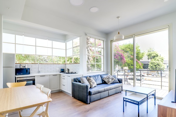 Departamento urbano, balcón | Sábanas de algodón egipcio y ropa de cama de alta calidad