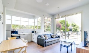 City Apartment, Balcony | Egyptian cotton sheets, premium bedding, memory foam beds - Carmel Boutique (Haifa)