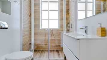 Apartamento urbano, sacada | Banheiro | Produtos de toalete de grife, secador de cabelo, toalhas de banho