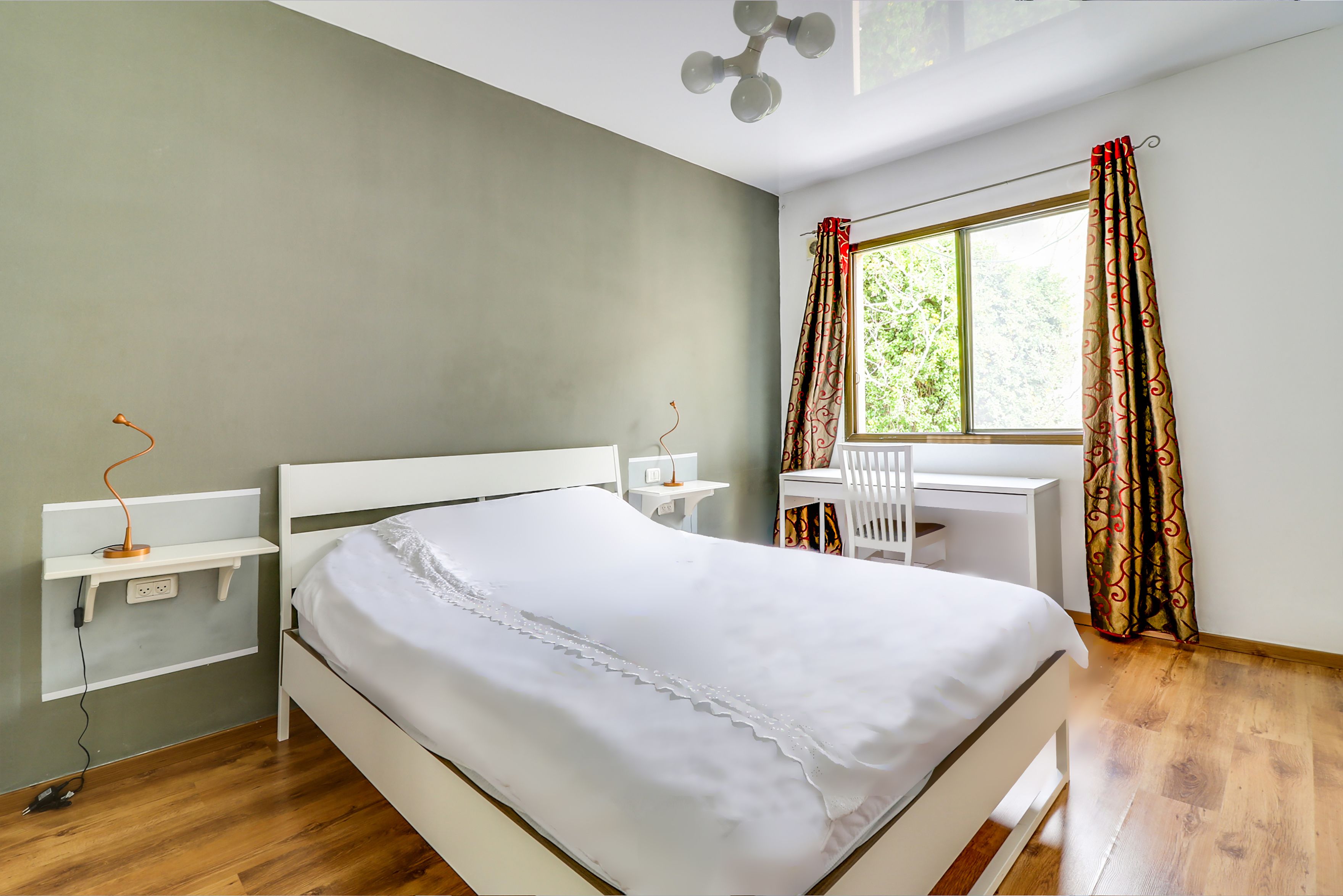 Une chambre à coucher avec un lit, un bureau et une chaise.