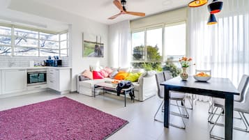 Departamento Grand, 2 habitaciones | Área de sala de estar | Televisión de pantalla plana de 50 pulgadas con canales vía satélite