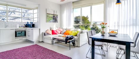 Appartamento Grand, 2 camere da letto | Area soggiorno | TV a schermo piatto 50 pollici con canali satellitari, TV