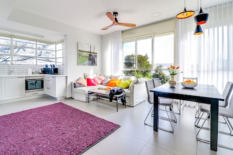 特级公寓, 2 间卧室 | 起居区 | 50-英寸纯平电视 (配备卫星频道)、电视