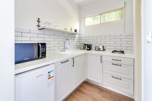 Studio, Balcony | Private kitchen | Microwave, stovetop, espresso maker, coffee/tea maker