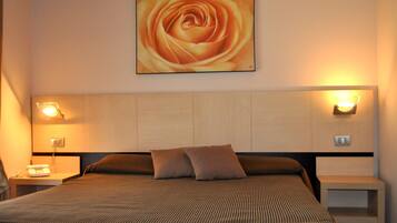 Camera Classic con letto matrimoniale o 2 letti singoli | 1 camera, minibar, una cassaforte in camera, una scrivania