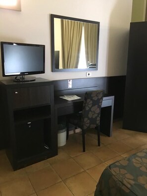 クラシック 4 人部屋 | 1 室のベッドルーム、ミニバー、セーフティボックス (室内)、デスク