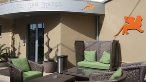 Entrada de un hotel con un letrero que dice "HOTEL SAINT MARCO".
