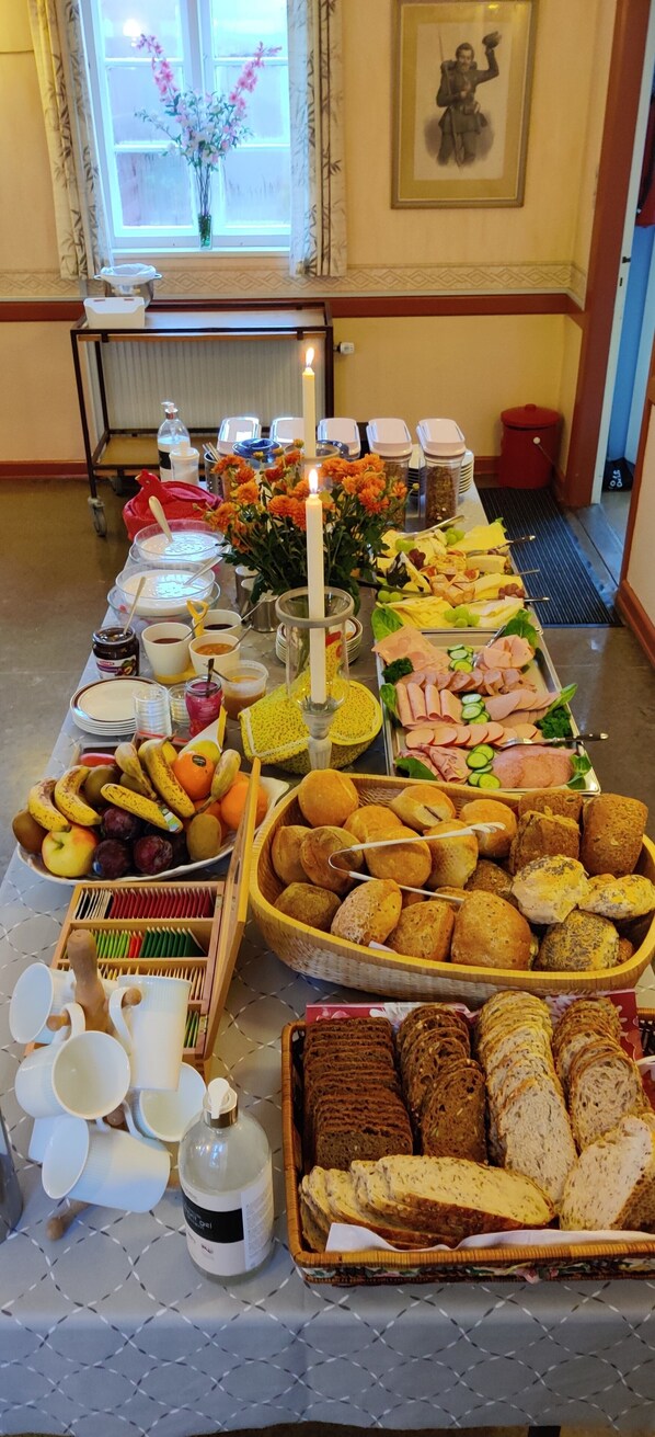 Free daily continental breakfast - Hostel Rudbøl (Højer)