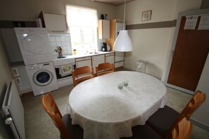 Shared fridge, oven, stovetop, cookware/dishes/utensils - Hostel Rudbøl (Højer)
