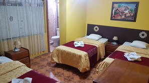 Quarto triplo, 3 camas de solteiro, suíte | Cortinas blackout, Wi-Fi de cortesia