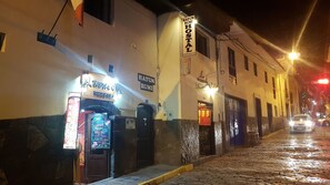 Fachada da propriedade à noite