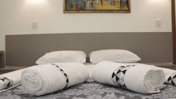 Habitación doble | Cortinas opacas, tabla de planchar con plancha, ropa de cama