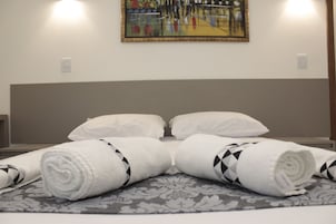 Quarto casal | Cortinas blackout, ferros/tábuas de passar roupa, roupa de cama