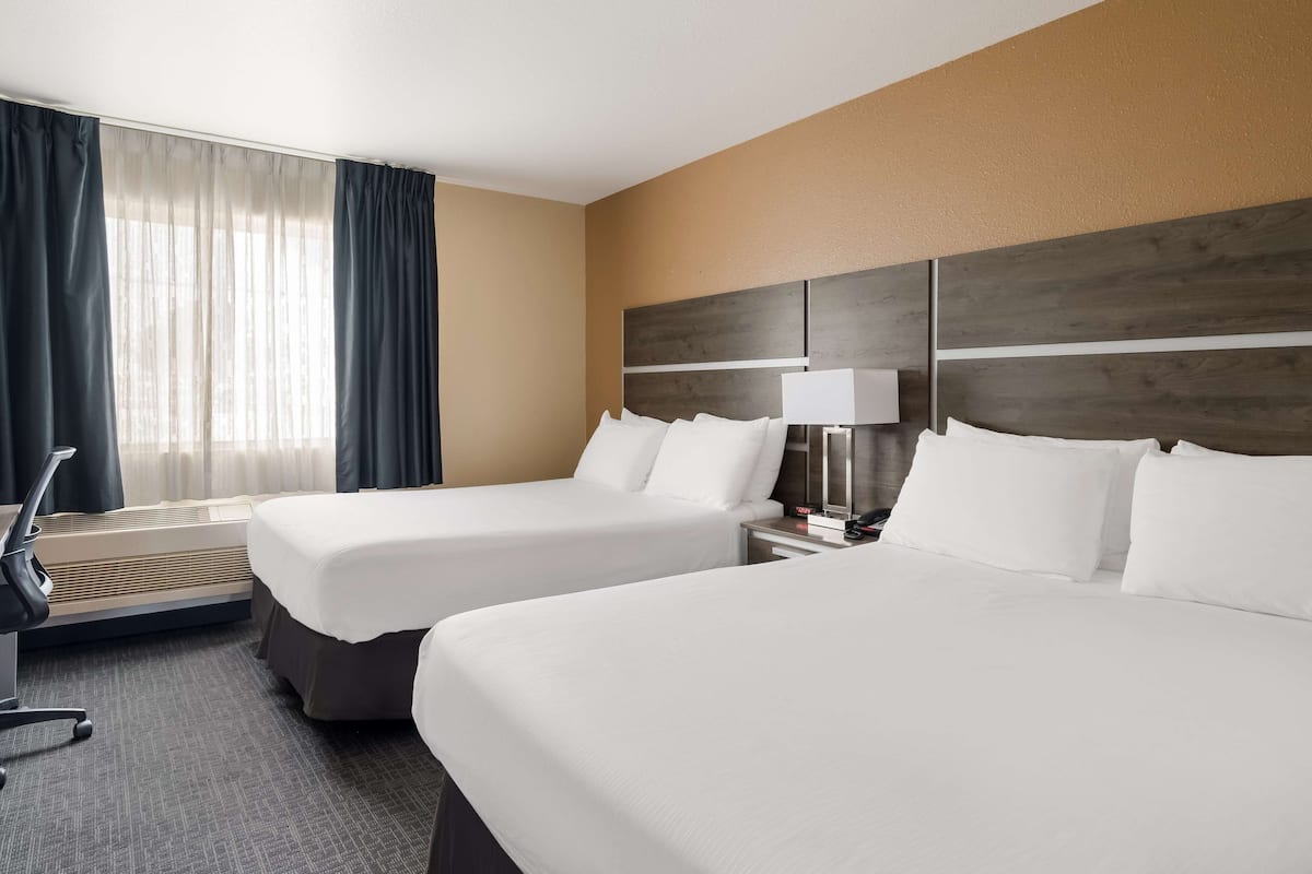 Standard Room, 2 Katil Ratu (Queen), Non Smoking, Refrigerator & Microwave | Dilengkapkan perabot secara berasingan, meja, ruang kerja komputer riba