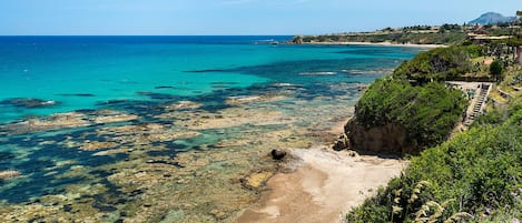Una playa cerca