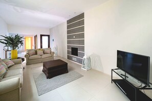 TV, caminetto, lettore DVD